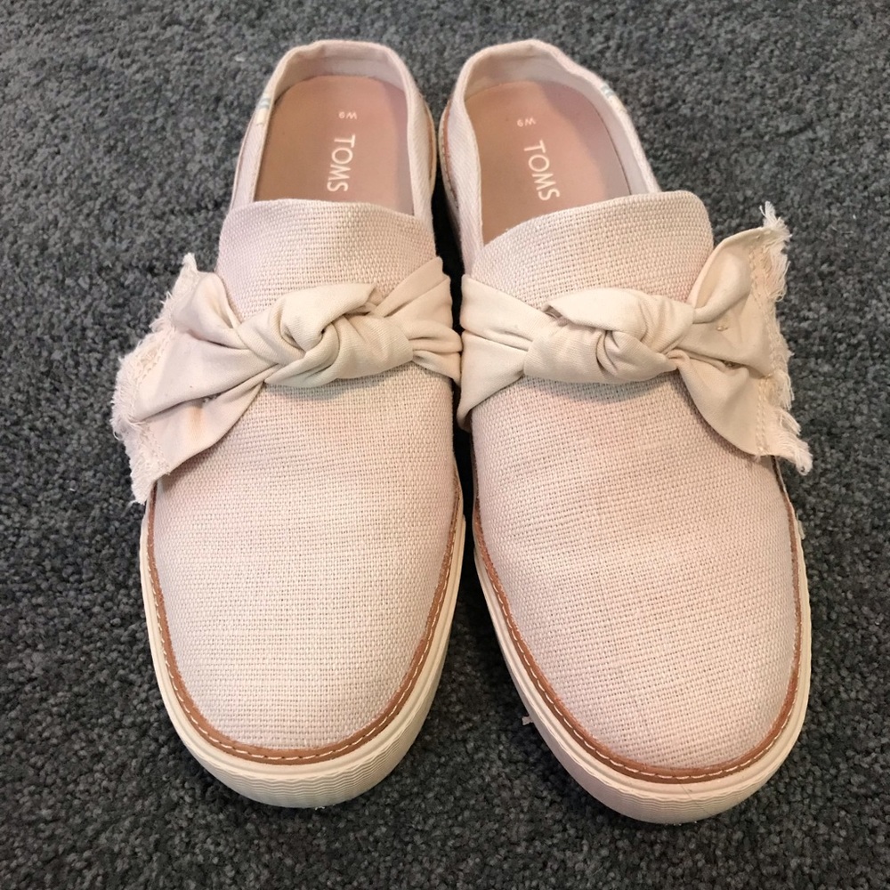 BRAND NEW White Toms Slip ons with Bow